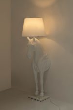 MOOSEE lampa podłogowa KOŃ HORSE STAND    M biała - włókno szklane - obrazek 6